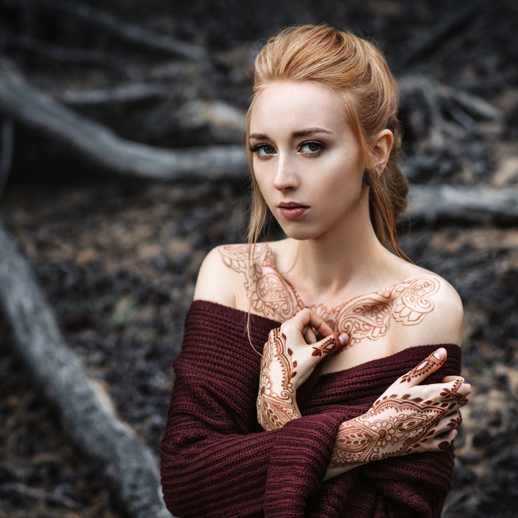 Красивая девушка с рисунком из хны на теле 