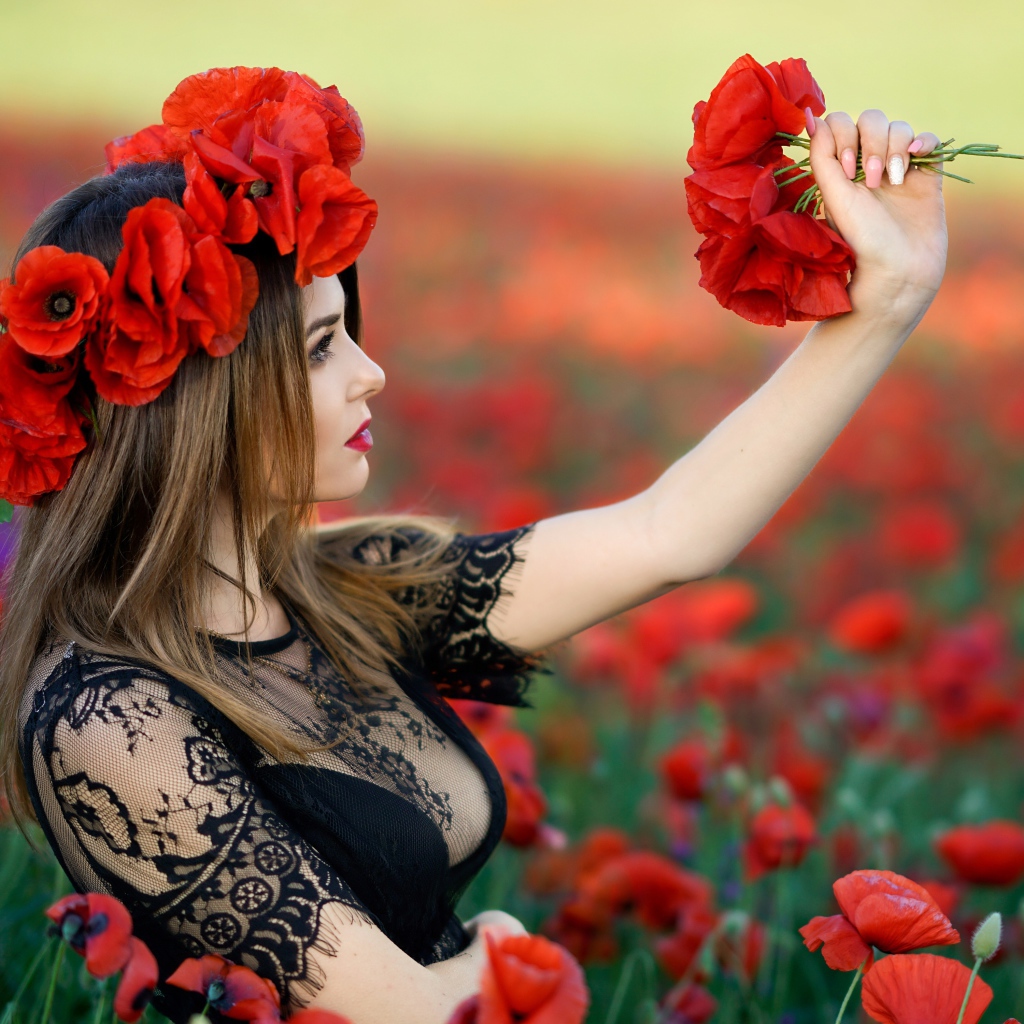 Красивая девушка с венком из красных маков на голове