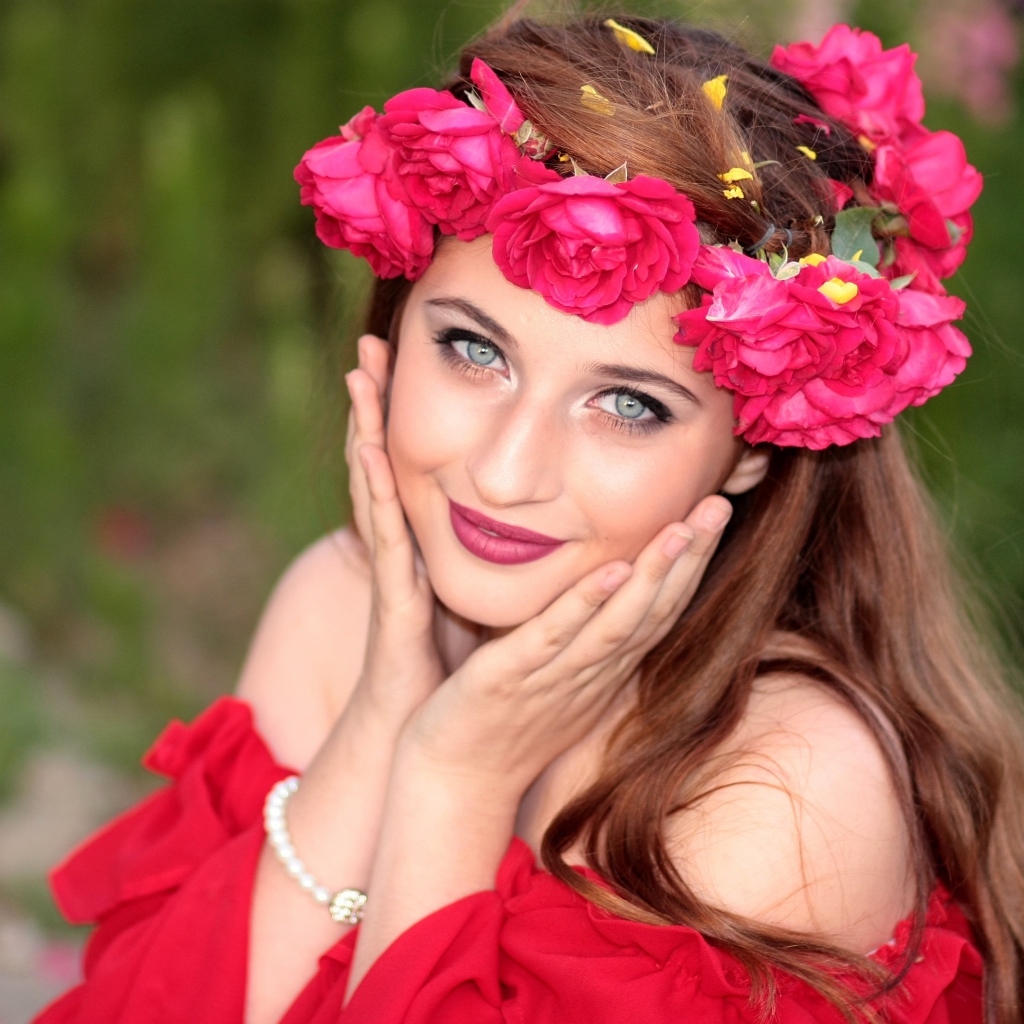 Красивая девушка с венком из роз на голове