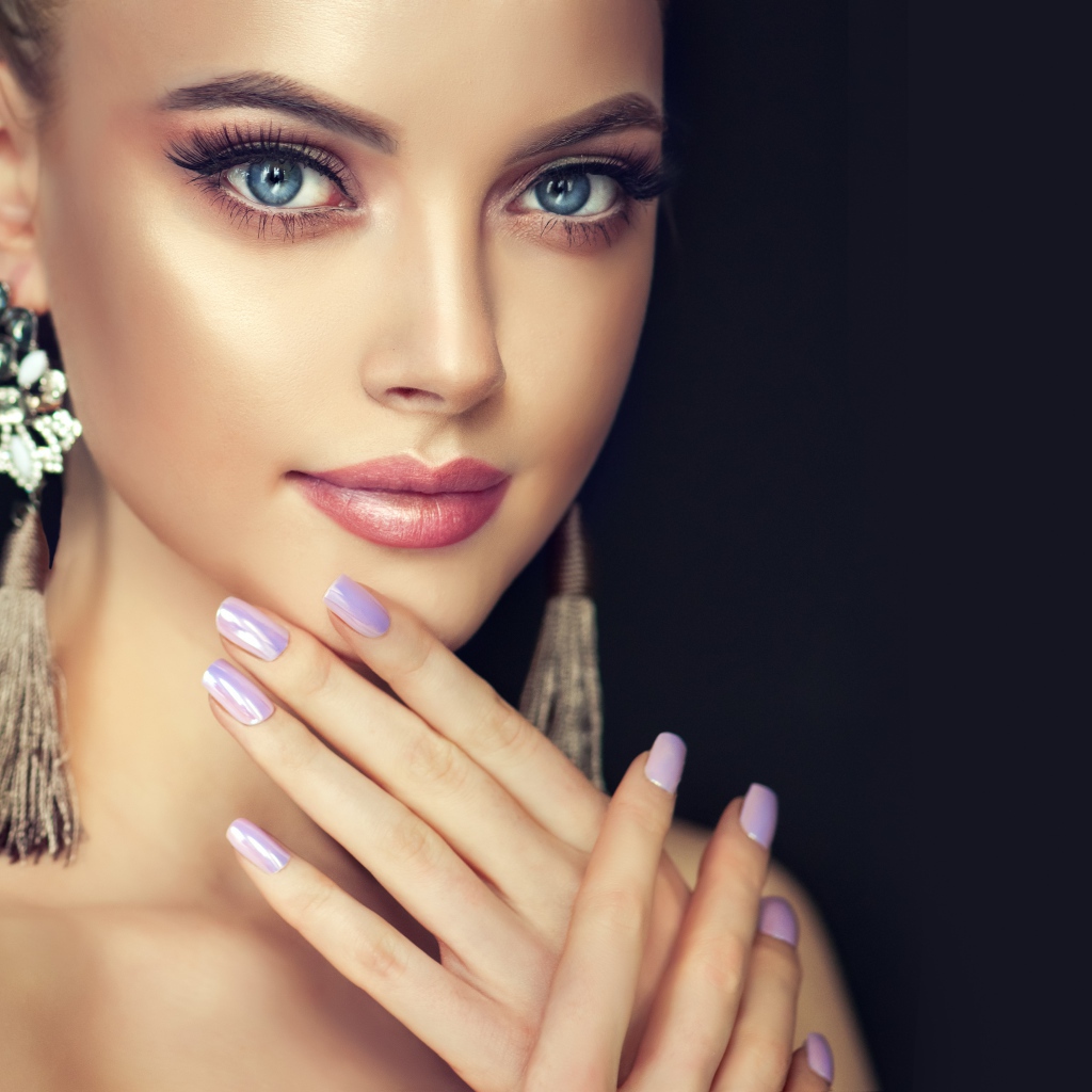 Красивая девушка с большими голубыми глазами и красивыми ногтями