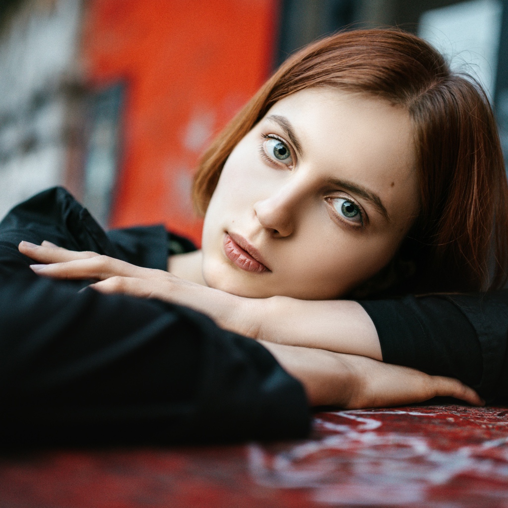 Красивая девушка с большими глазами