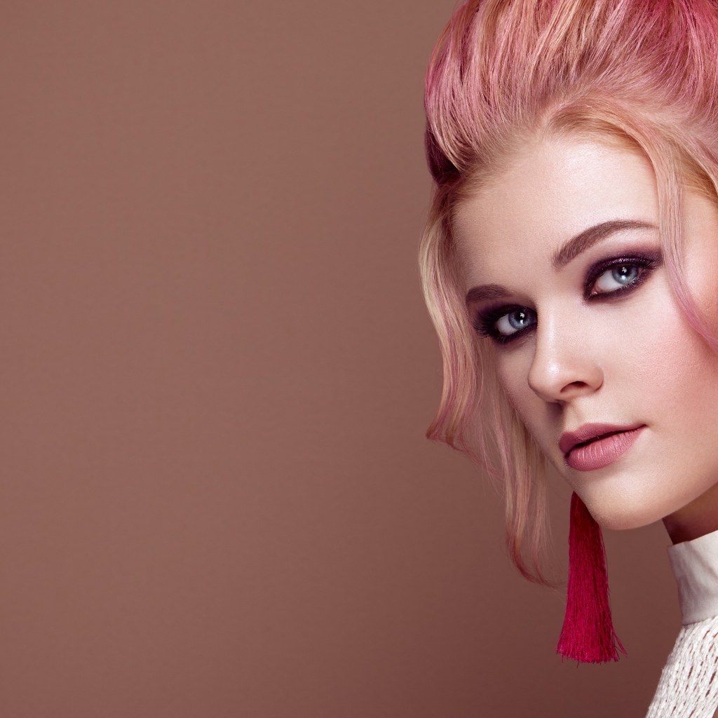Красивая девушка с голубыми глазами  и розовыми волосами