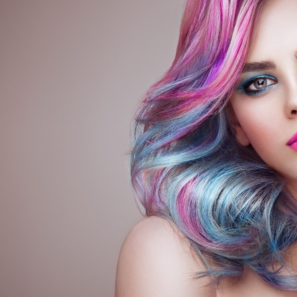 Красивая девушка с ярким макияжем и разноцветным волосами 
