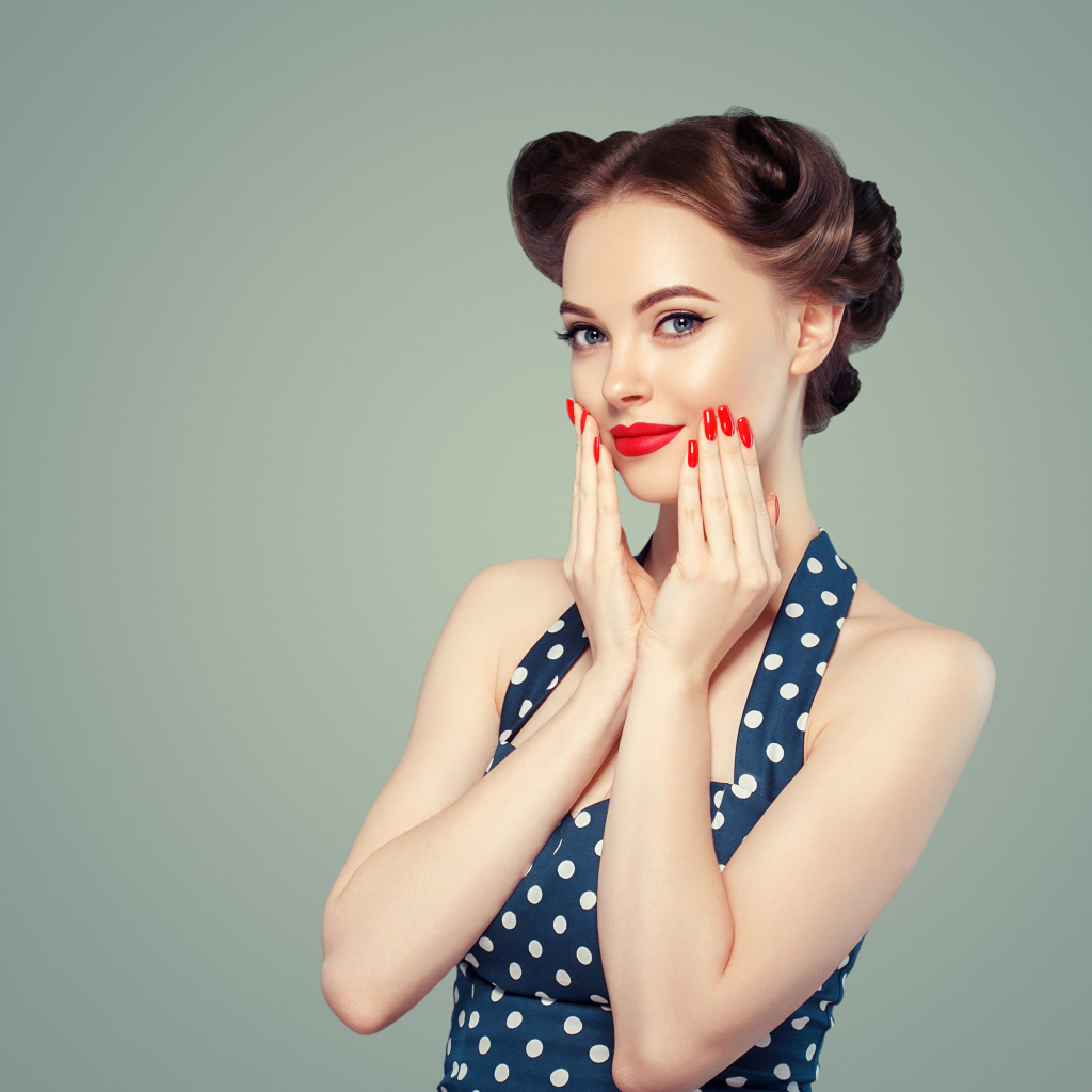 Красивая девушка с ярким макияжем на сером фоне