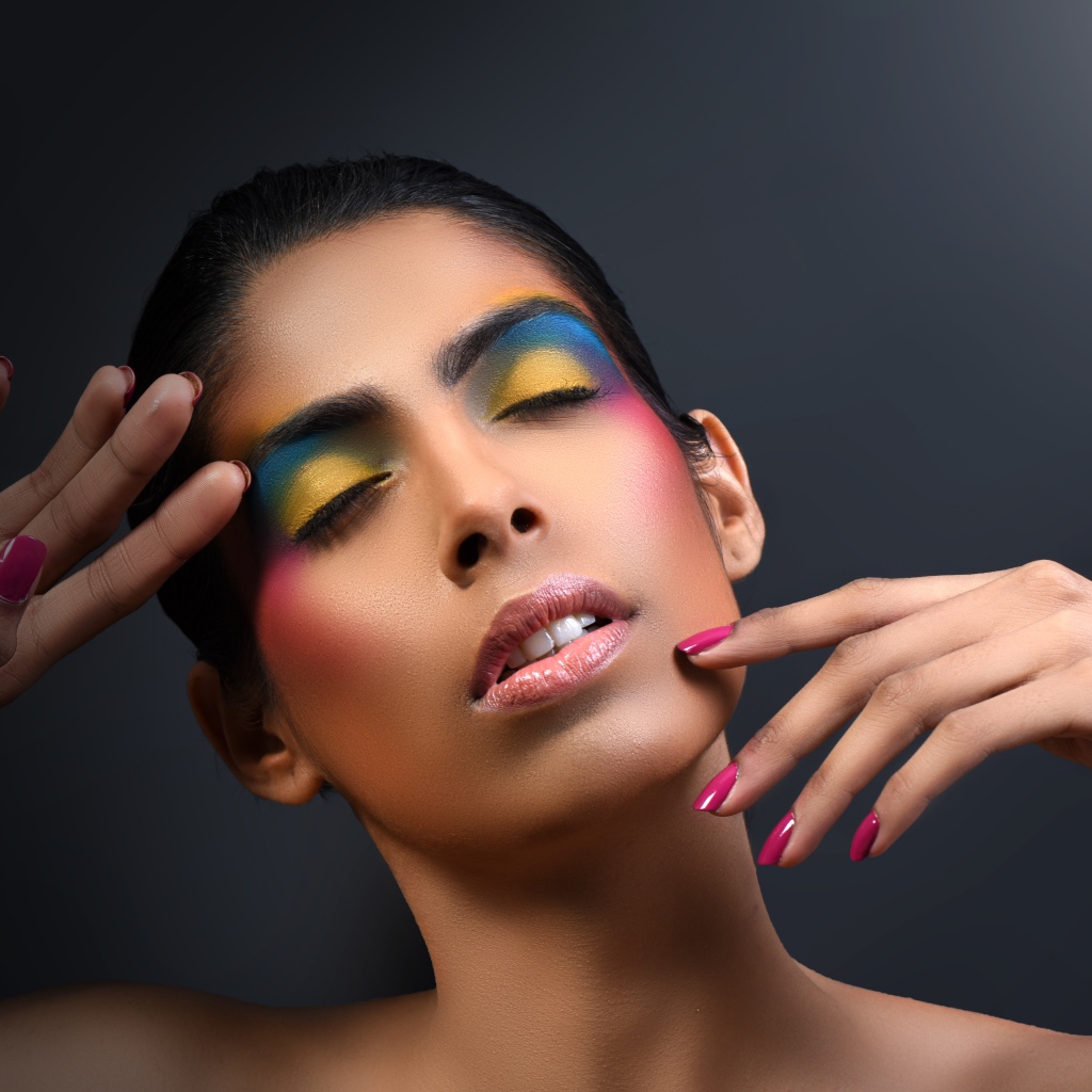 Красивая девушка с ярким макияжем с закрытыми глазами