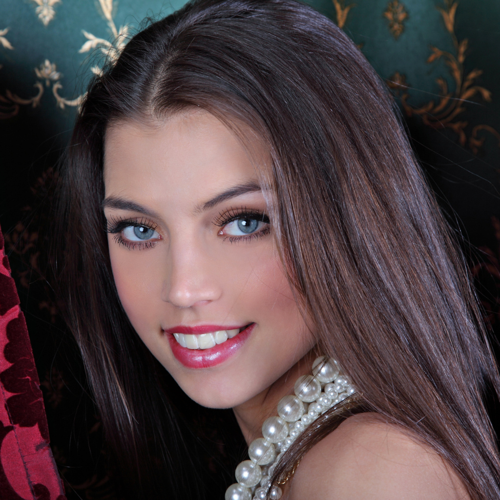 Красивая девушка с серыми глазами и очаровательной улыбкой