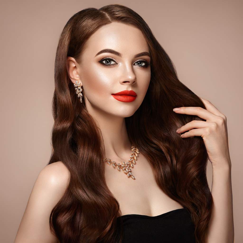 Красивая девушка с длинными волосами и дорогими украшениями