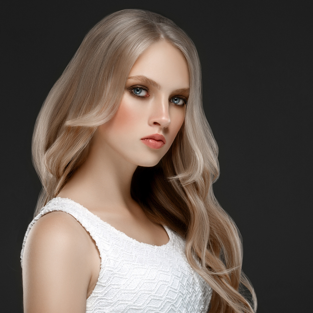 Красивая девушка с длинными  белыми волосами на сером фоне
