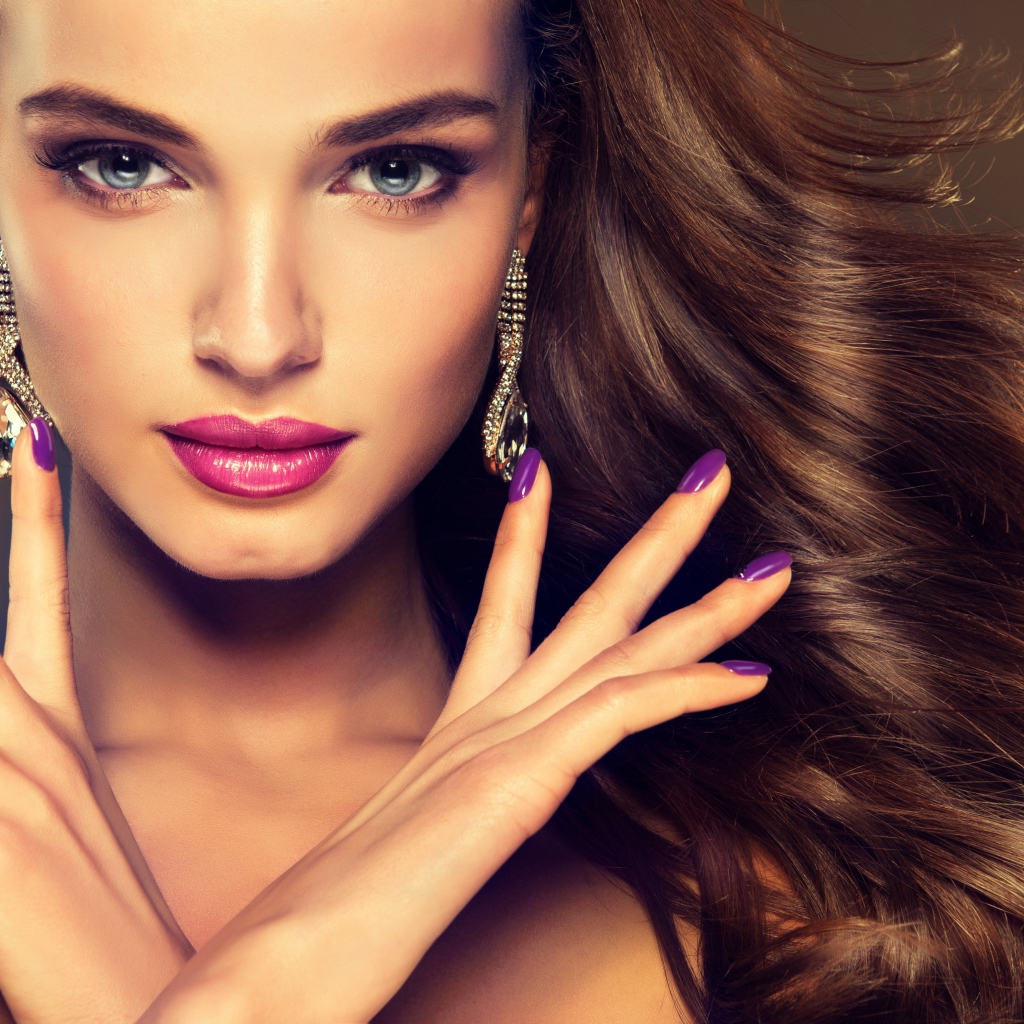 Красивая девушка с макияжем, маникюром и дорогими украшениями