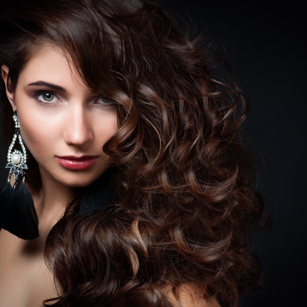 Красивая зеленоглазая девушка с сережками в ушах 