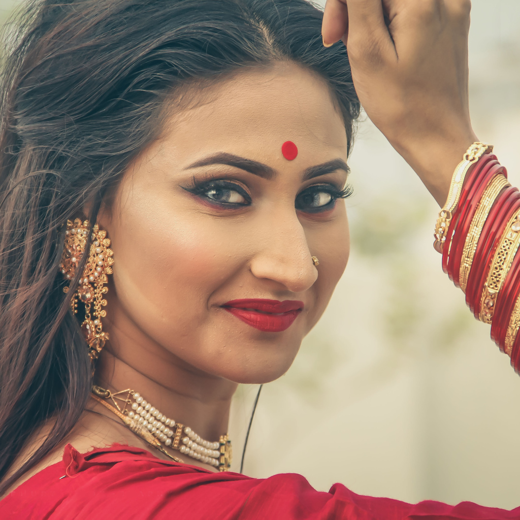 Красивая девушка индианка с украшениями 