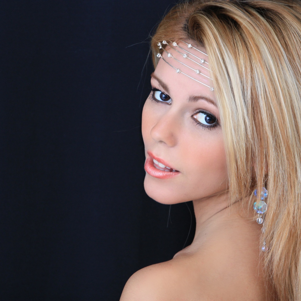 Красивая длинноволосая блондинка с украшениями на лбу