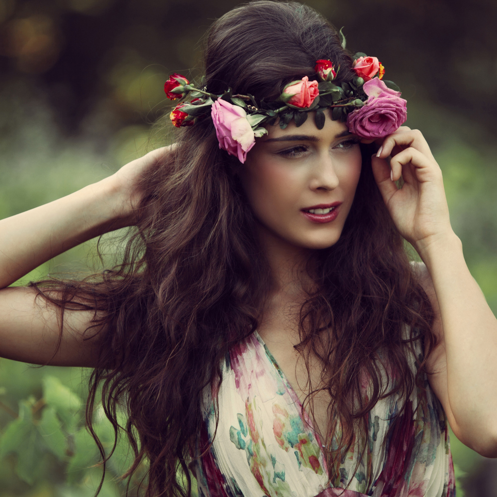 Красивая длинноволосая девушка шатенка с венком из роз на голове