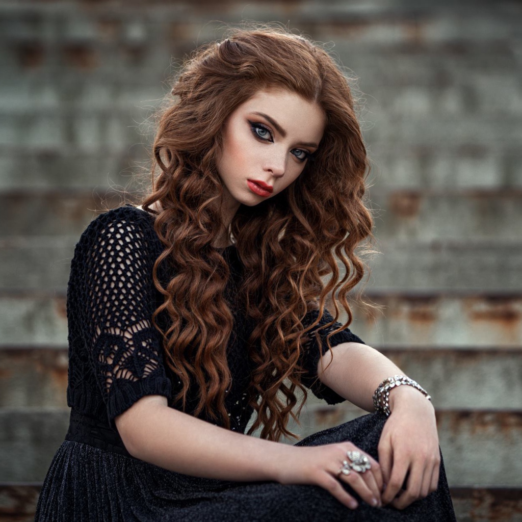 Красивая длинноволосая девушка в черном платье