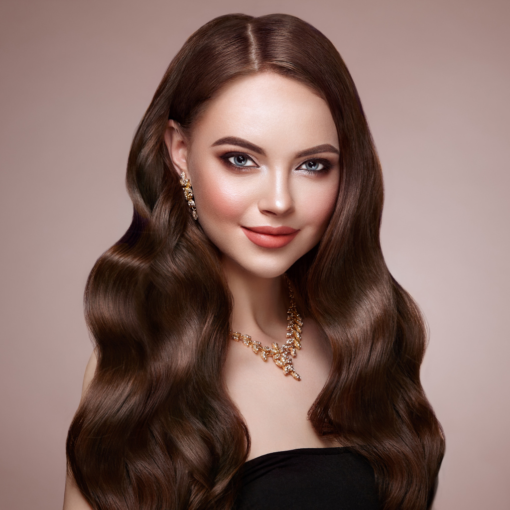 Красивая длинноволосая девушка с украшением на шее