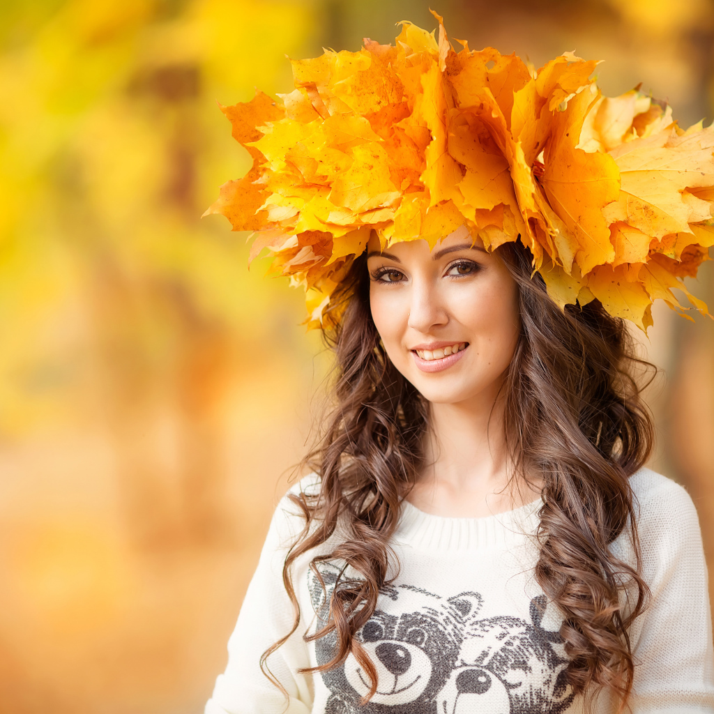 Красивая длинноволосая девушка с венком из желтых листьев на голове