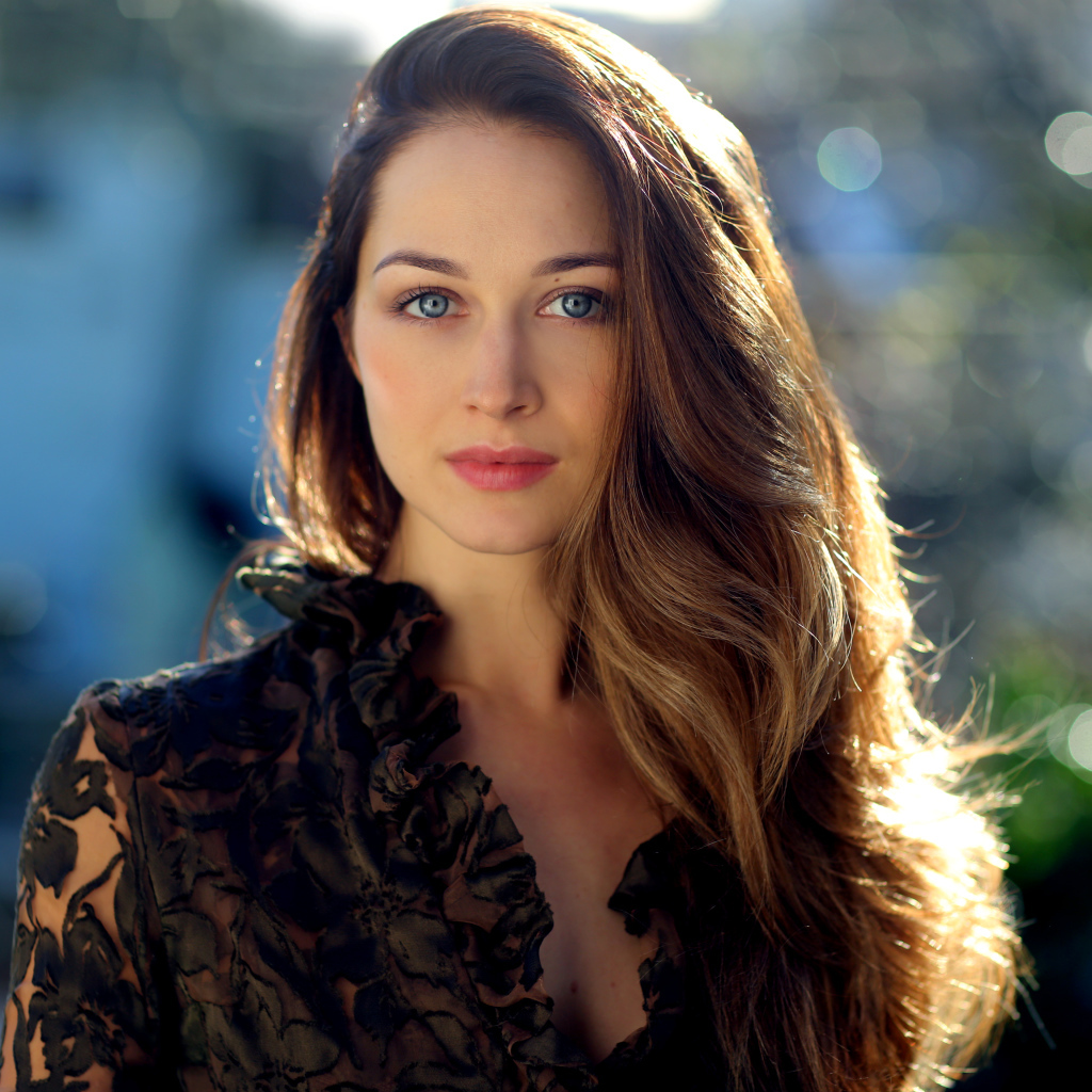 Красивая длинноволосая девушка с голубыми глазами на улице