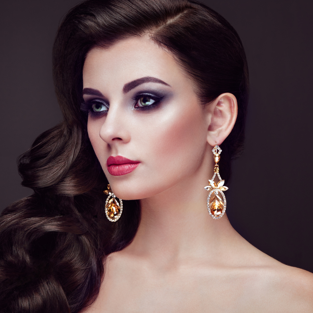 Красивая длинноволосая девушка с сережками