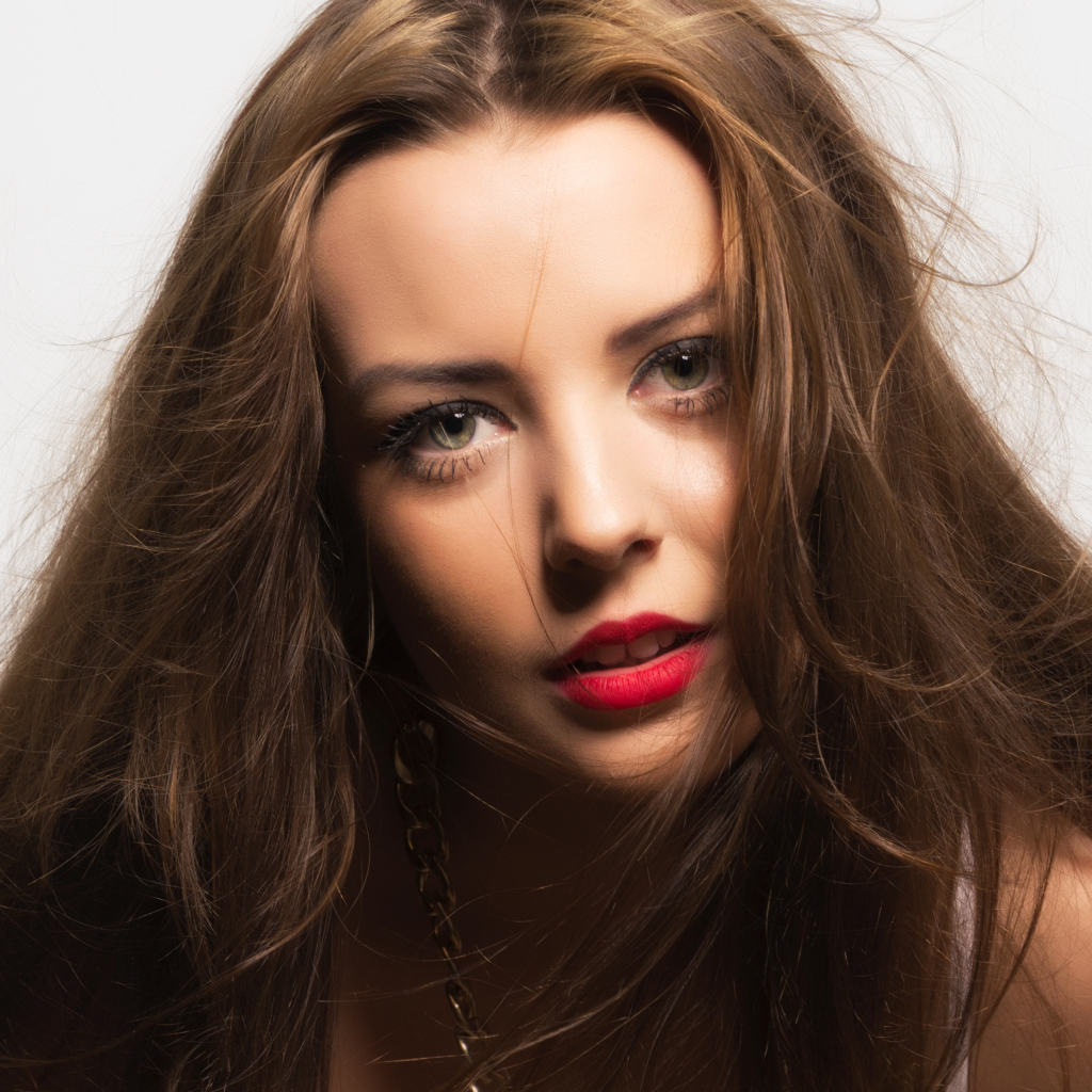 Красивая длинноволосая девушка с красными накрашенными губами
