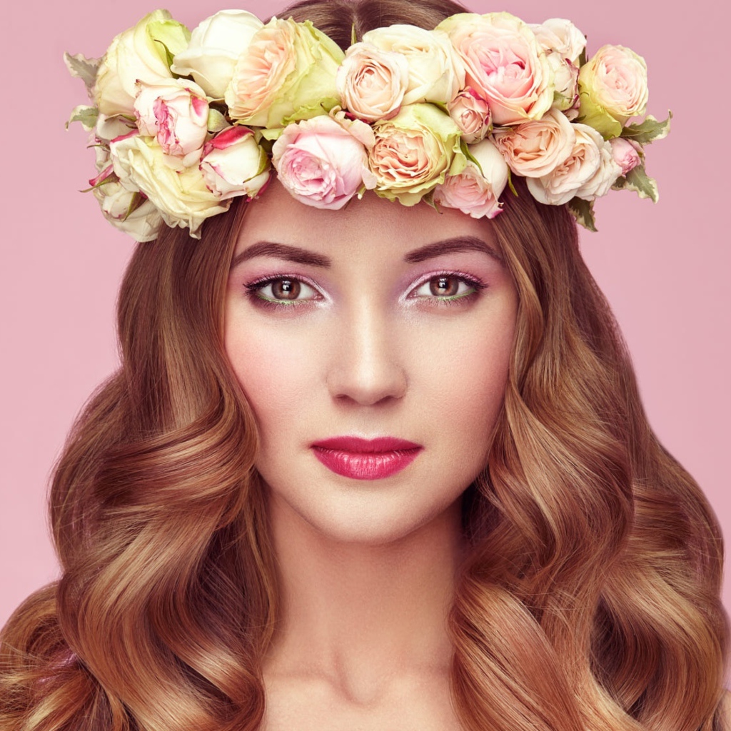 Красивая рыжеволосая девушка с венком из роз на голове