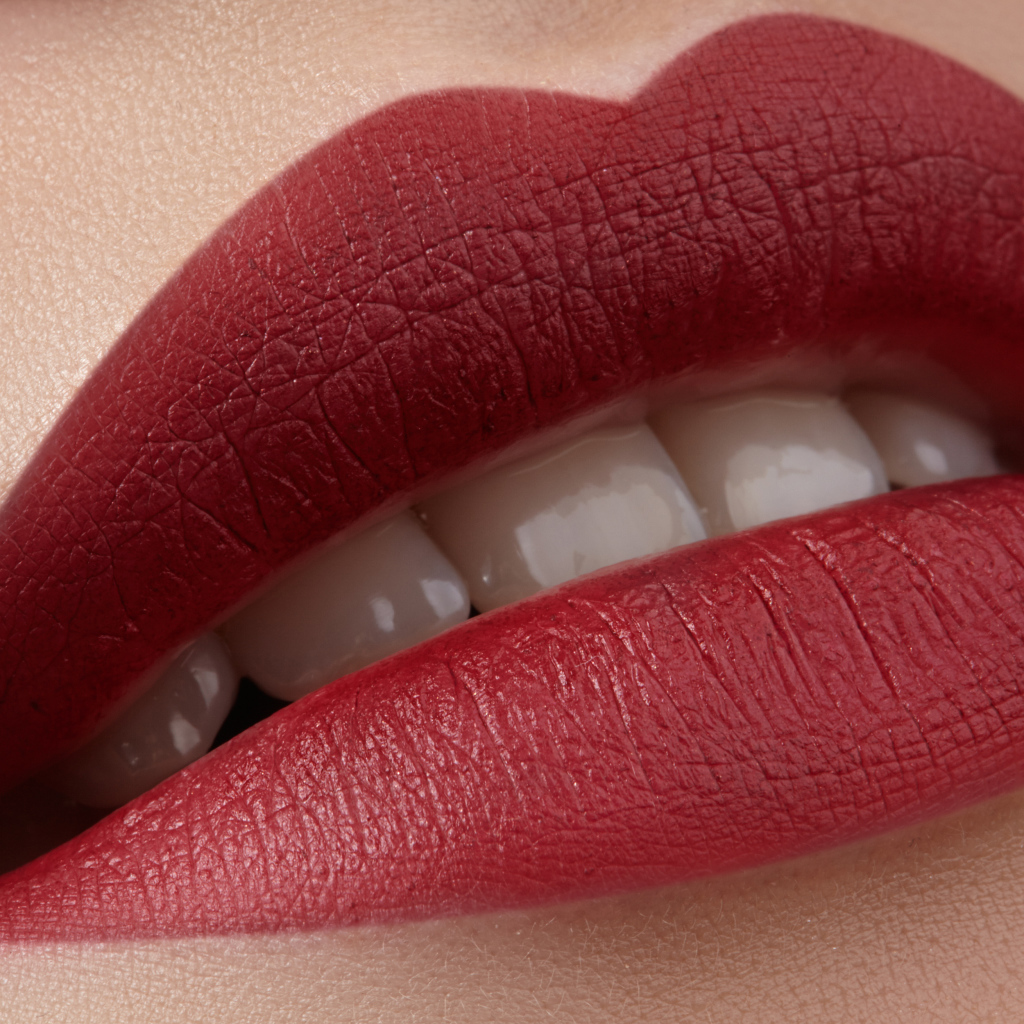 Красивые красные губы девушки 