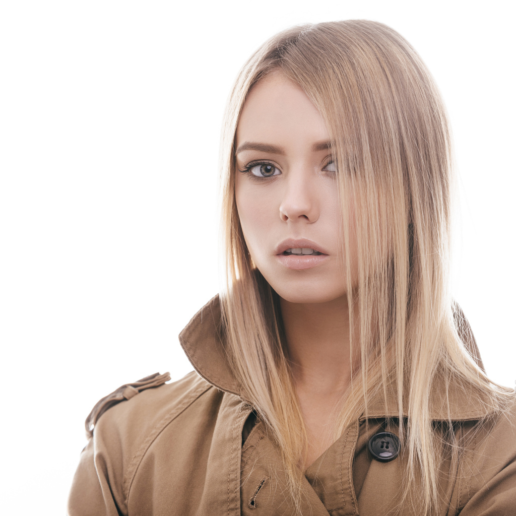 Красивая грустная девушка на белом фоне