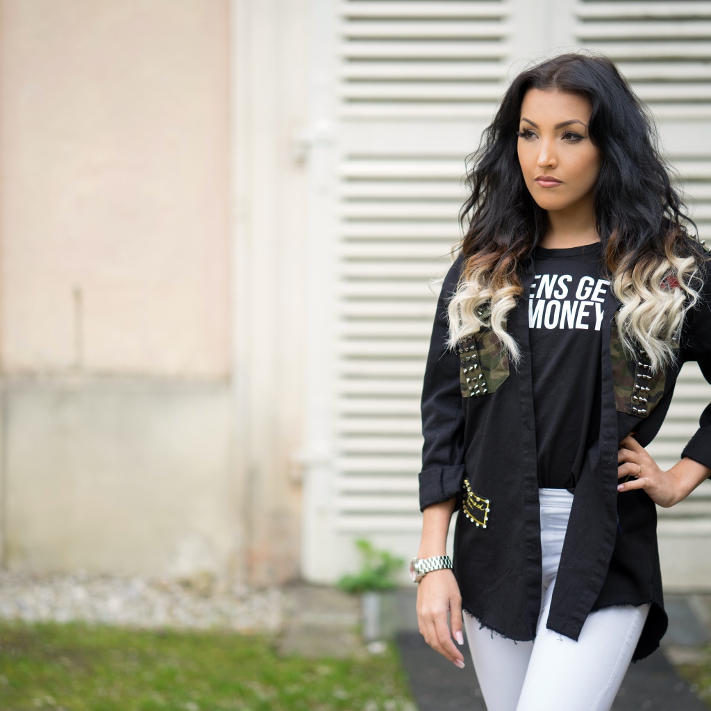 Красивая стильная девушка с часами на руке