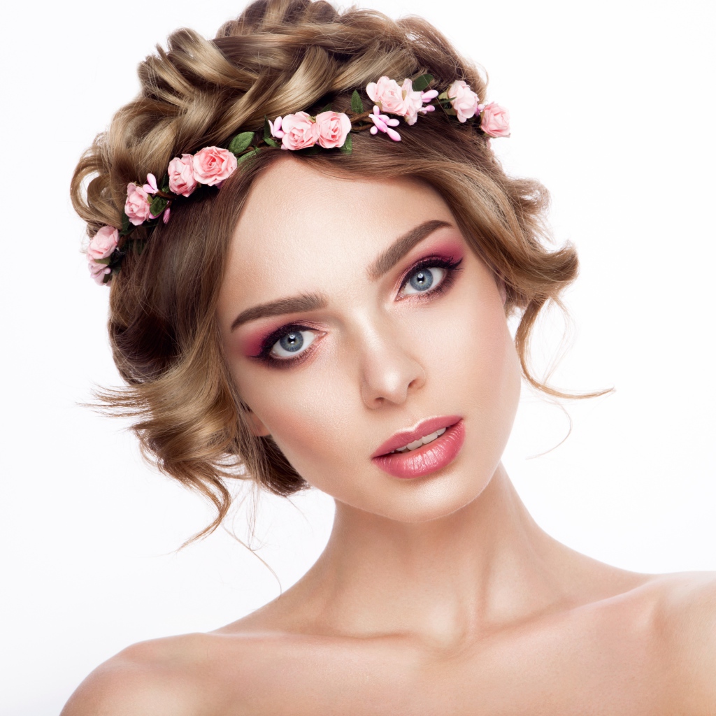 Красивая нежная голубоглазая девушка с венком на голове на белом фоне