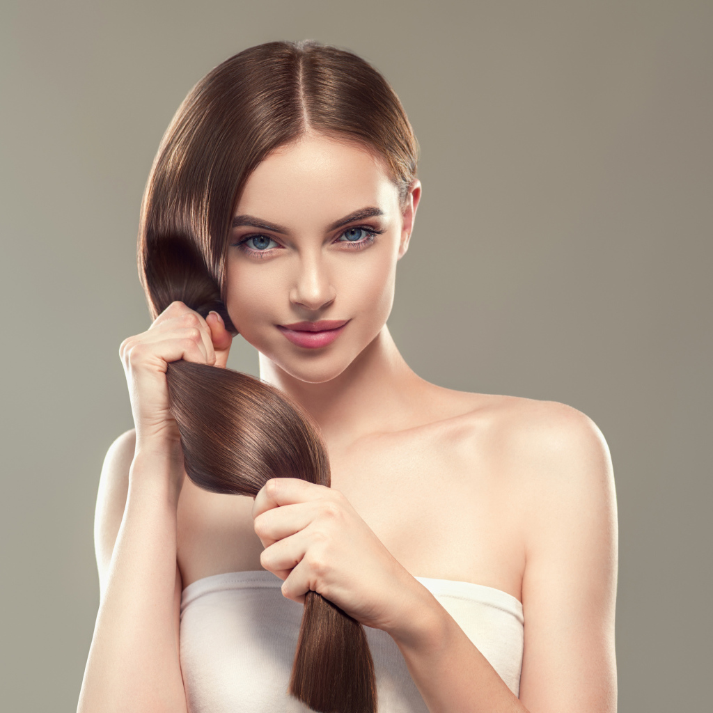 Красивая нежная голубоглазая девушка с длинными волосами