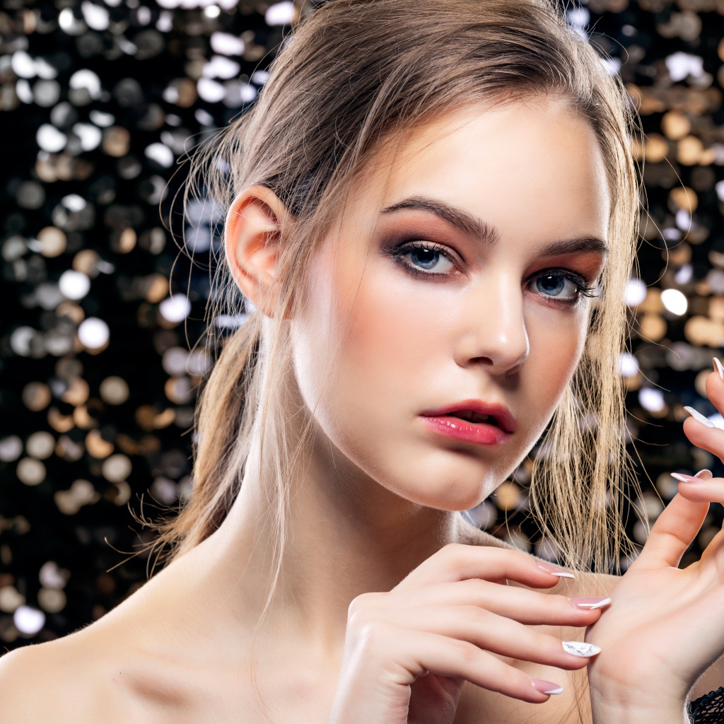 Красивая молодая голубоглазая девушка с маникюром