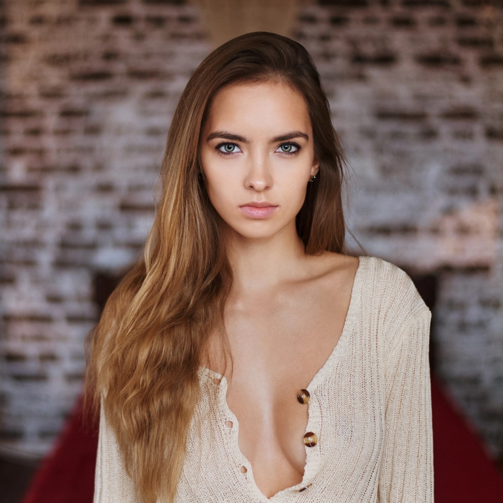 Красивая молодая нежная девушка в белом свитере