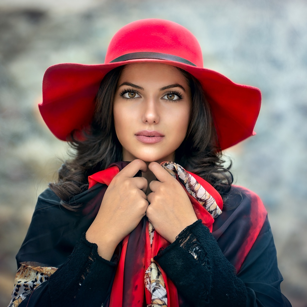 Брюнетка с большими глазами в красной шляпе 