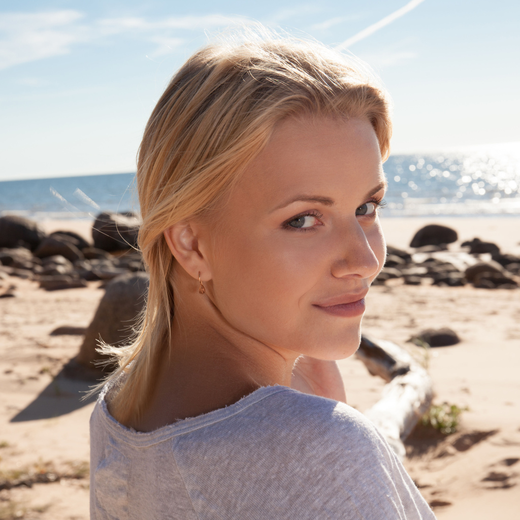 Блондинка с серыми глазами на берегу океана