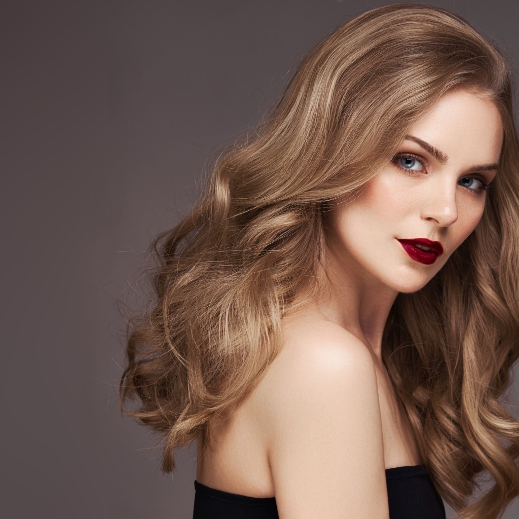 Голубоглазая девушка с длинными красивыми волосами