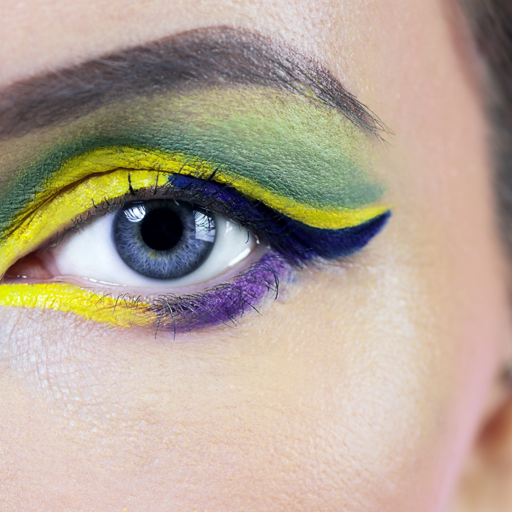 Накрашенный глаз голубоглазой девушки