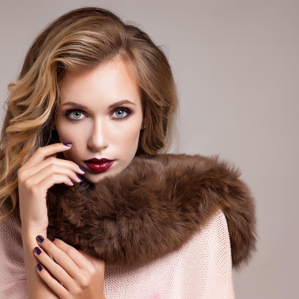 Яркая девушка блондинка с меховым воротником