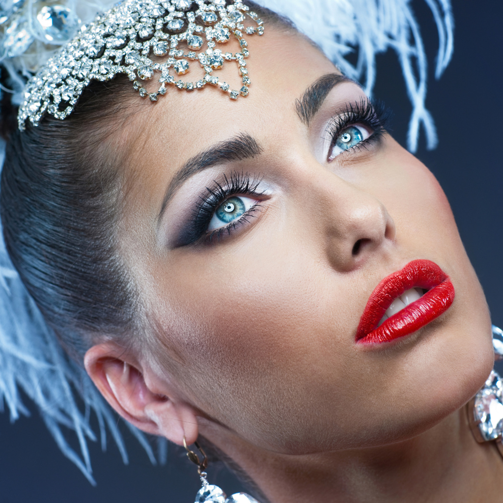 Яркая девушка в карнавальном костюме 