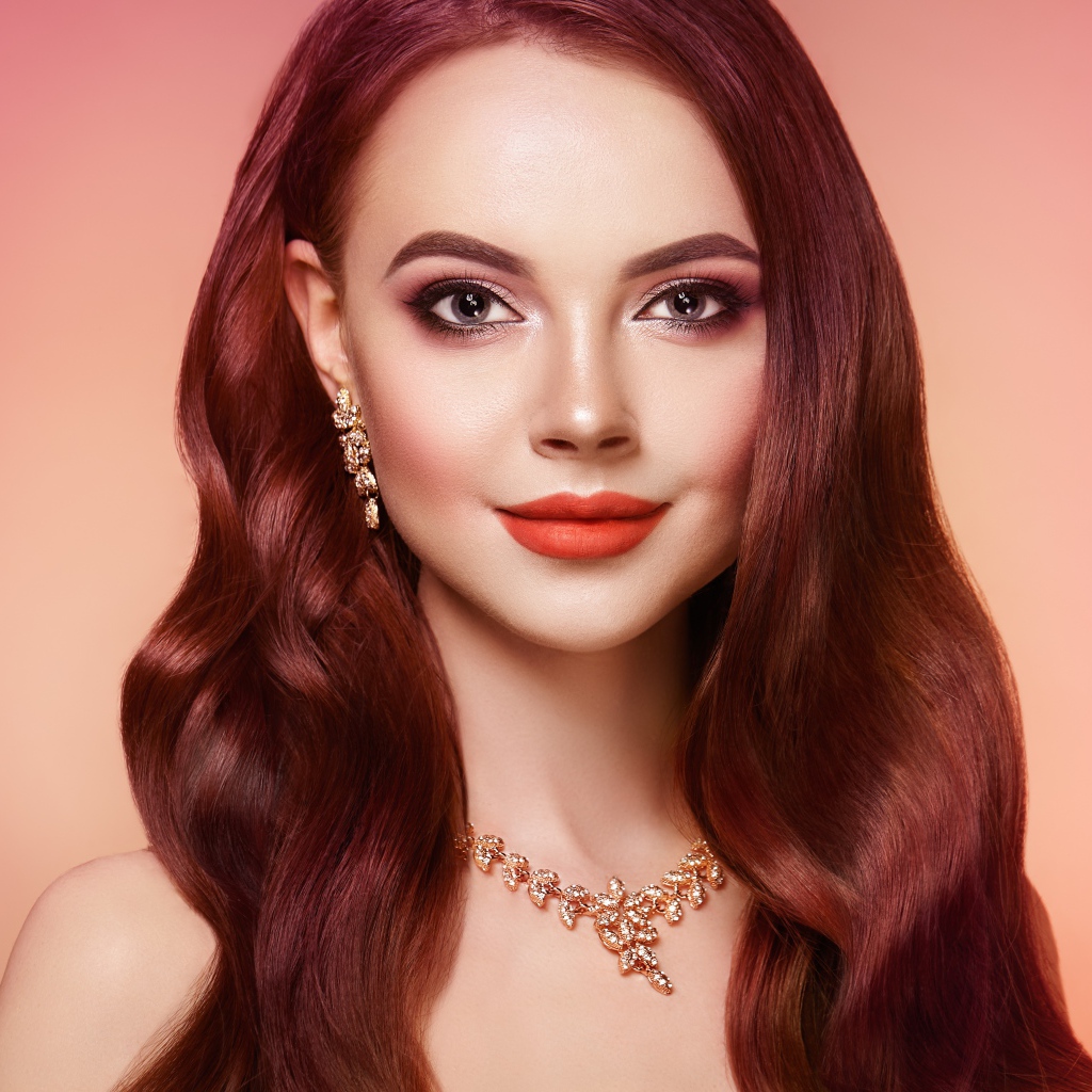 Яркая рыжеволосая девушка с украшениями крупным планом