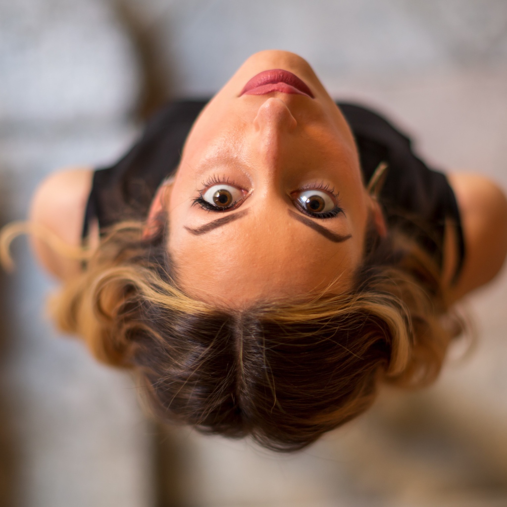 Кареглазая девушка смотрит вверх