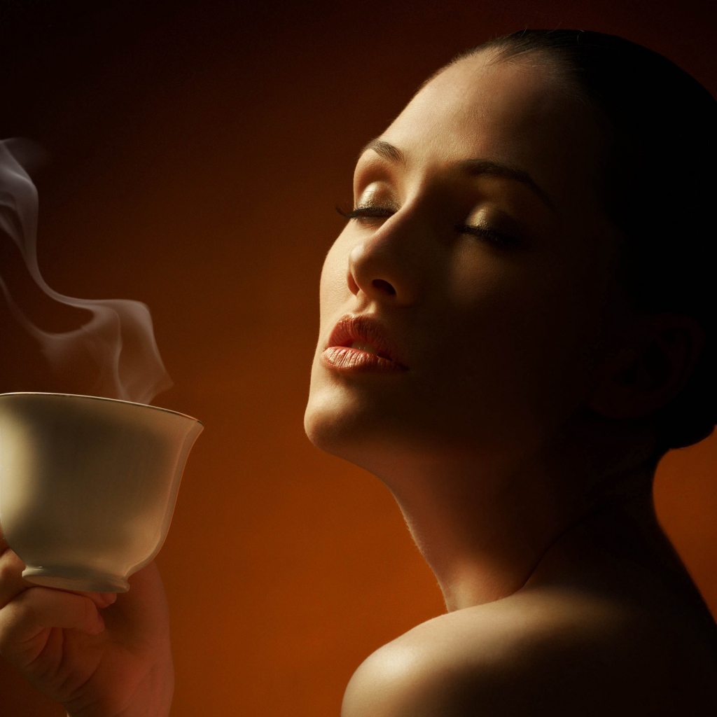 Очаровательная нежная девушка наслаждается кофе