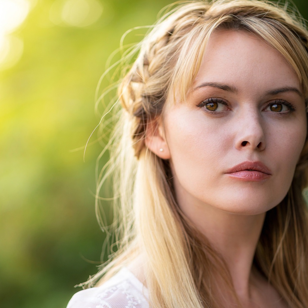 Задуманная кареглазая блондинка лицо крупным планом