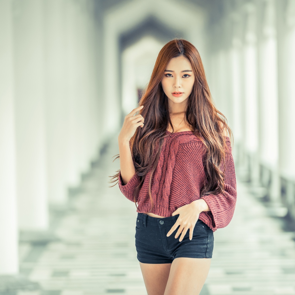 Милая девушка азиатка в коротких шортах 