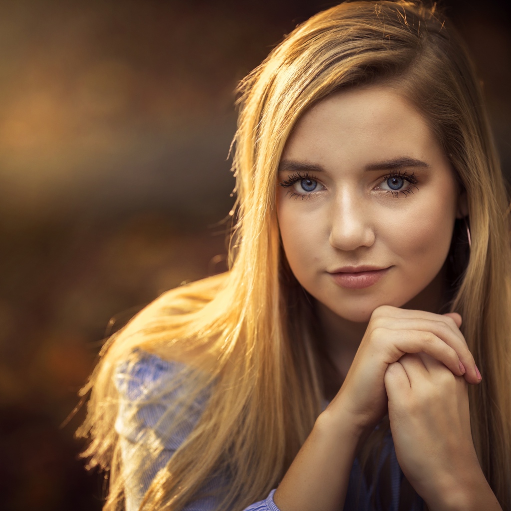 Милая голубоглазая девушка в лучах солнца