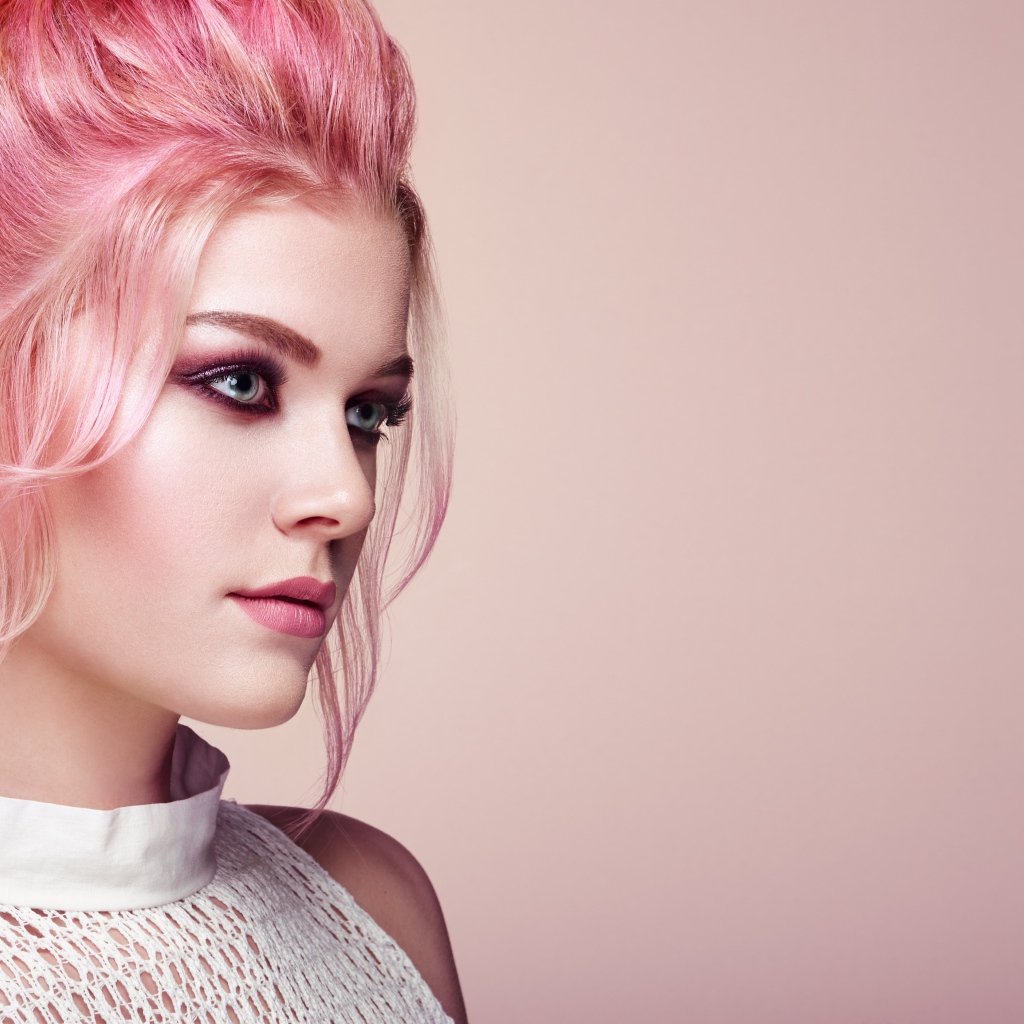 Милая девушка с розовыми волосами в белом наряде