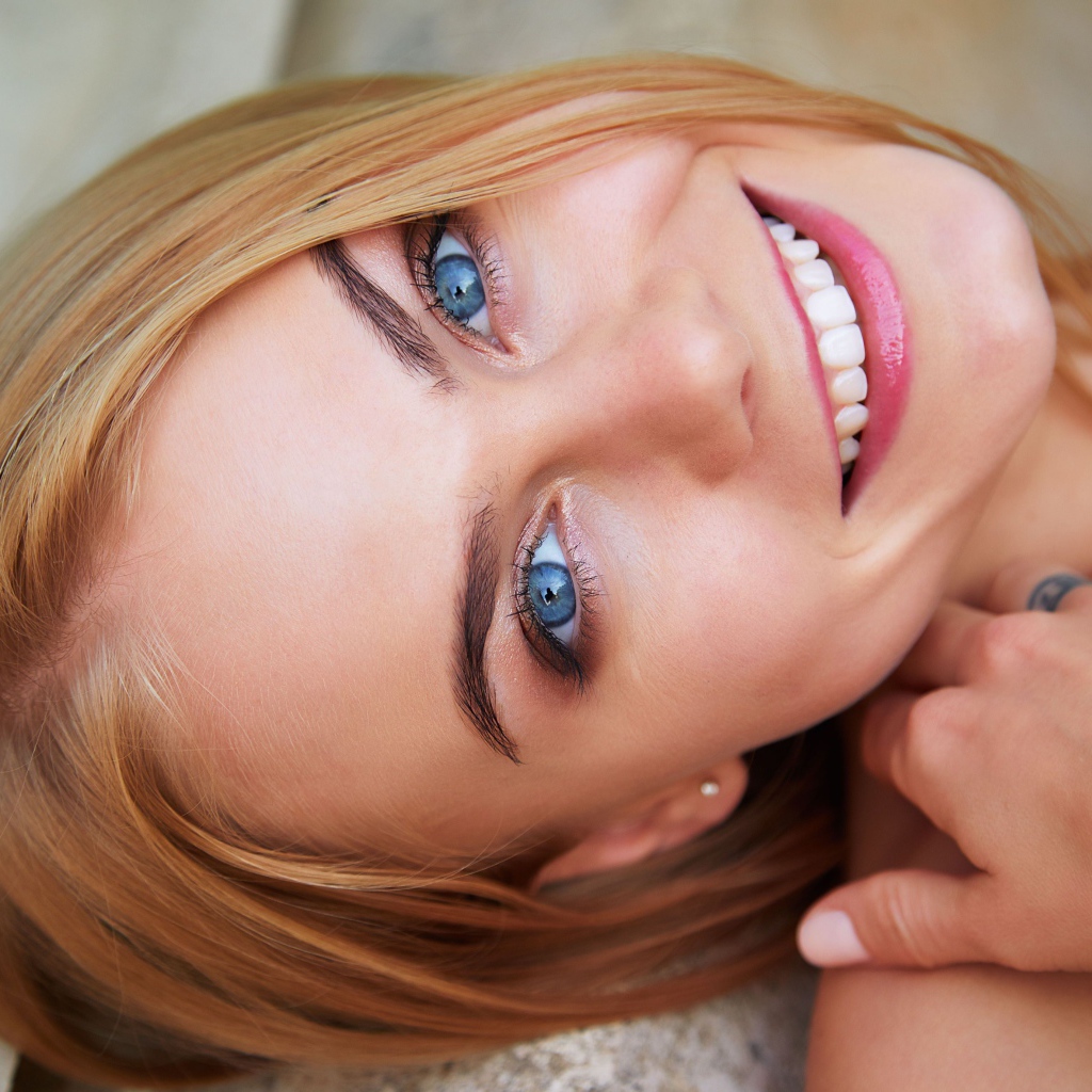 Милая улыбающаяся голубоглазая девушка