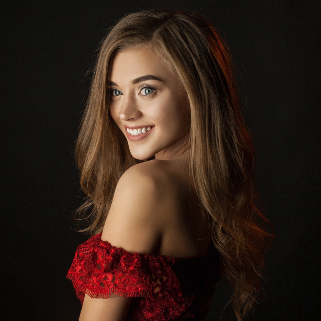 Милая улыбающаяся девушка на черном фоне