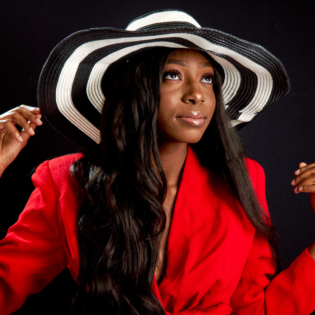 Темнокожая девушка в большой шляпе 