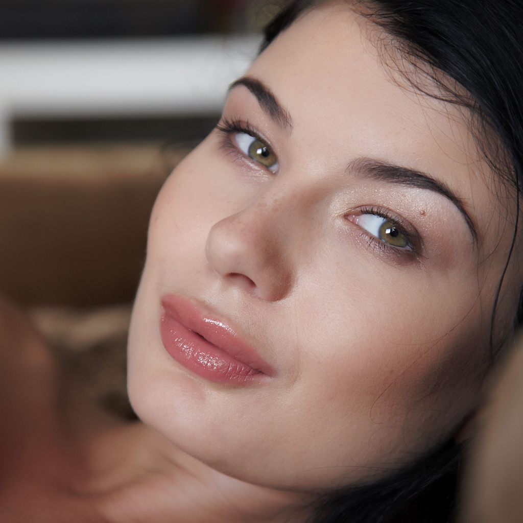 Нежная брюнетка лицо крупным планом