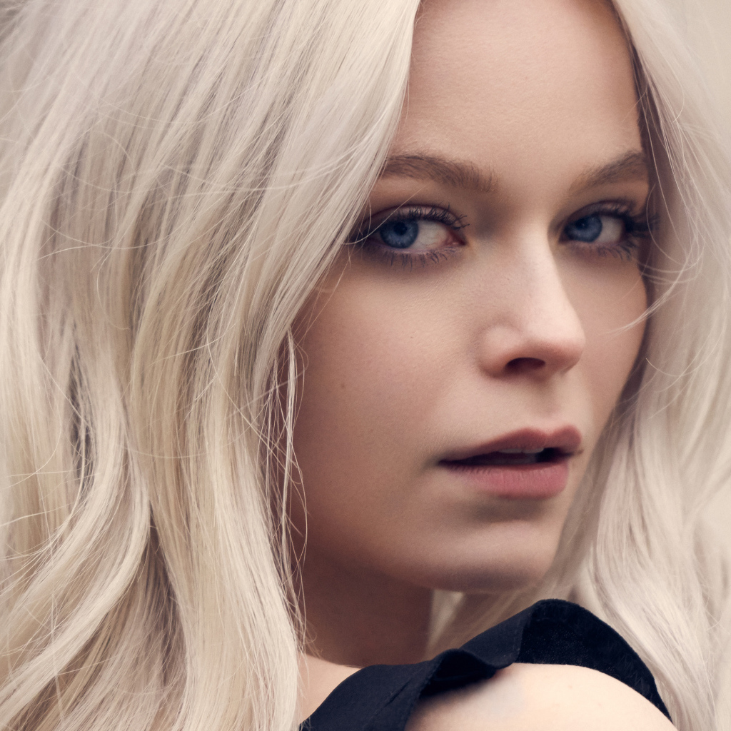 Лицо голубоглазой блондинки крупным планом