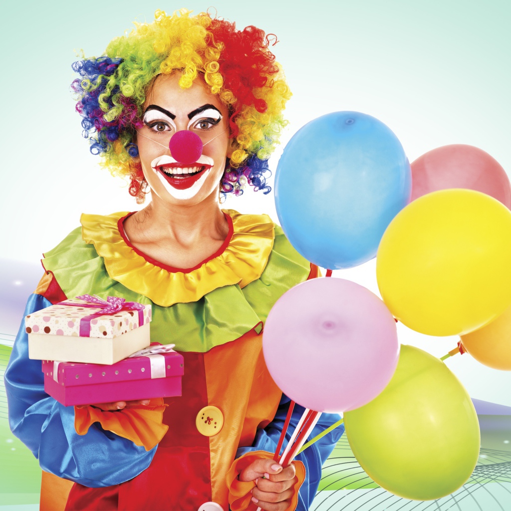 Девушка в костюме клоуна с воздушными шарами и подарками